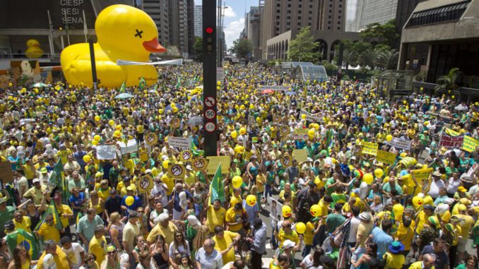 Miles de brasileños salen a las calles para exigir la destitución de Rousseff