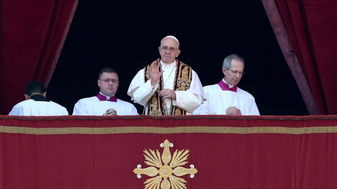 EL PAPA PRONUNCIA EL "URBI ET ORBI"