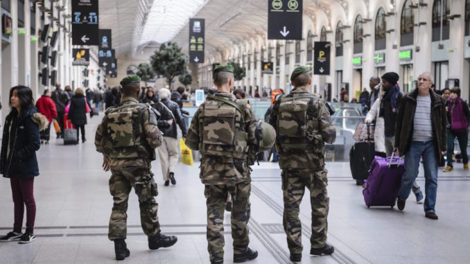 PARÍS REFUERZA LA SEGURIDAD EN LA NOCHEVIEJA