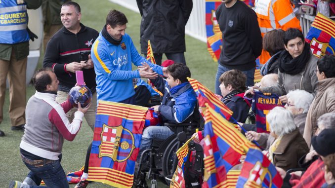EL BARÇA CELEBRA SU ENTRENAMIENTO DE REYES ANTE 10.000 ESPECTADORES