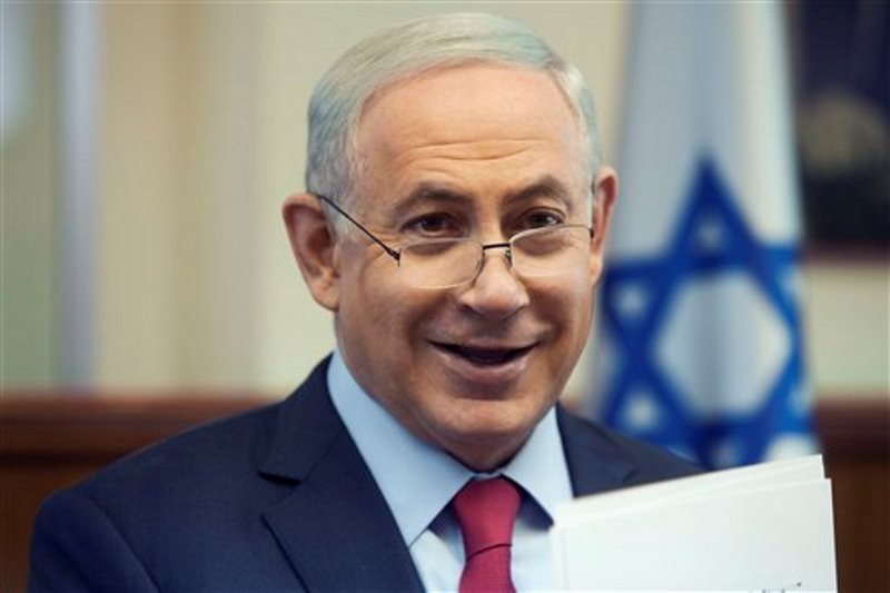Benjamin Netanyahu con estrella david