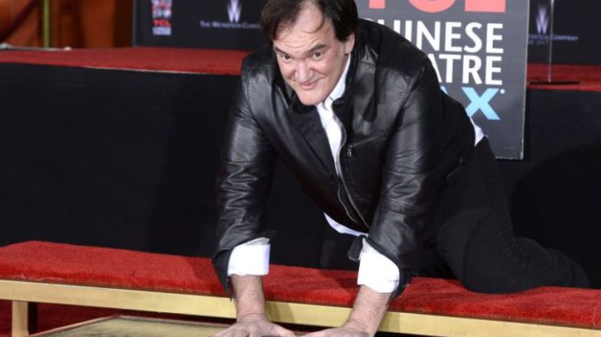 TARANTINO DEJA SUS HUELLAS EN EL TEATRO CHINO DE HOLLYWOOD