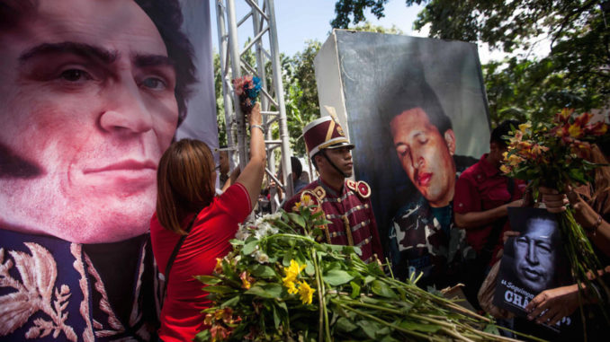 IMÁGENES DE SIMÓN BOLÍVAR Y HUGO CHÁVEZ EN CARACAS A MANERA DE DESAGRAVIO