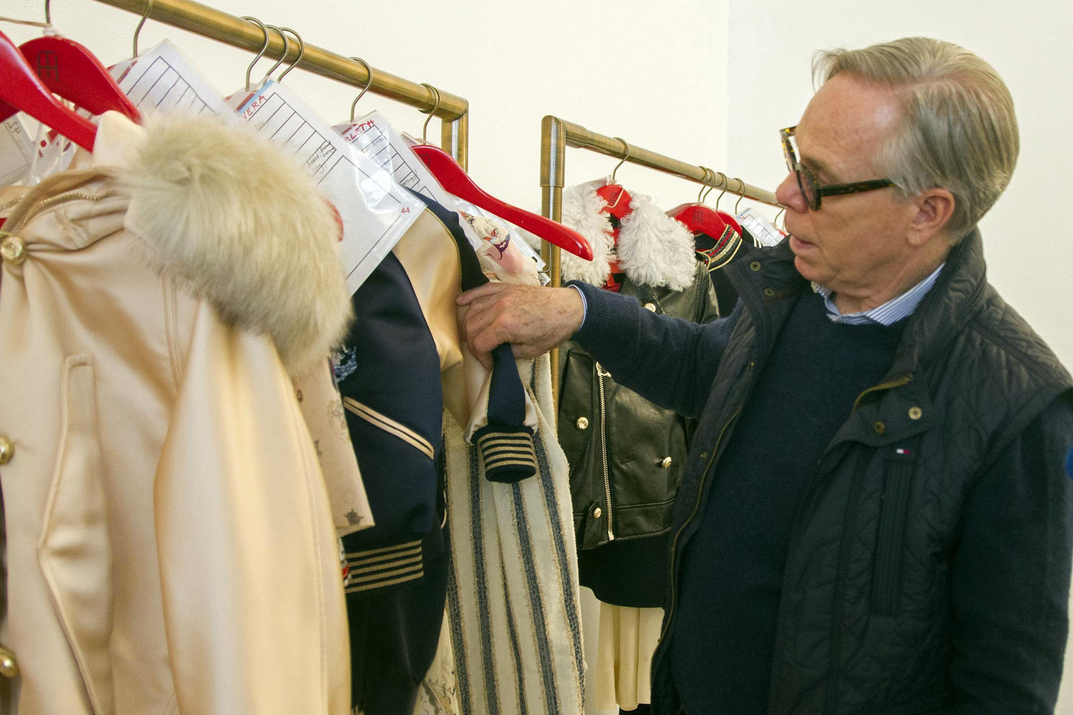 TOMMY HILFIGER: «ME ENCANTA COMO LE QUEDA MI ROPA A LOS LATINOS»