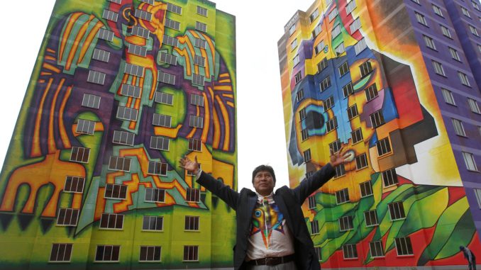PINTOR BOLIVIANO DECORA CON MURALES GIGANTES CONDOMINIO CONSTRUIDO POR ESTADO