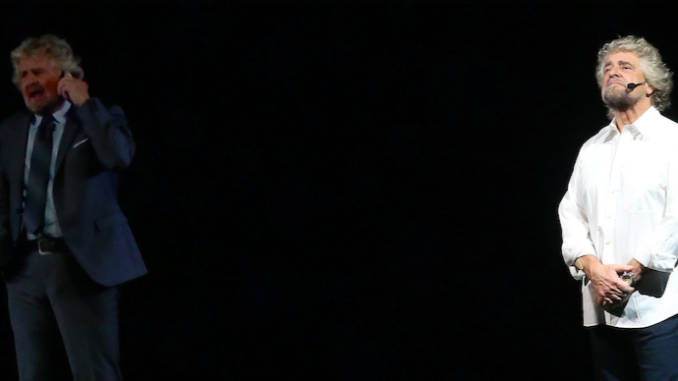 MILÁN (ITALIA), 2/2/2016.- El líder del partido polìtico italiano "Movimento Cinque Stelle" (Movimineto Cinco Estrellas) Beppe Grillo (d) se presenta hoy, martes 2 de febrero de2016, durante su espectáculo "Grillo Vs Grillo" en el teatro Linear Ciak en Milán (Italia). EFE/MATTEO BAZZI