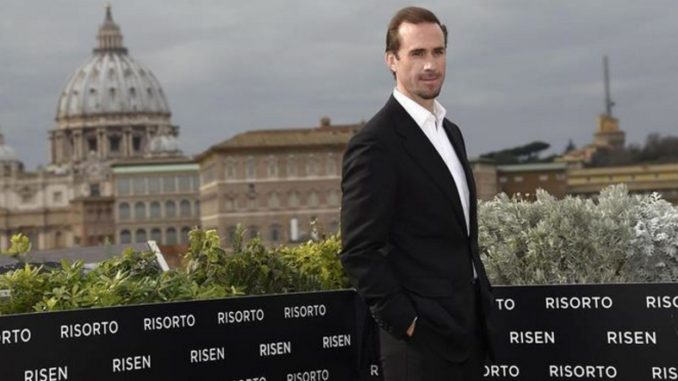 Joseph Fiennes: "Seas creyente o no, la fe es una pregunta esencial"