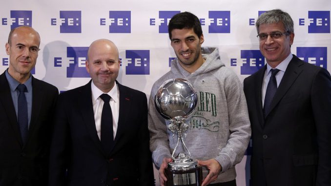 LUIS SUÁREZ RECIBE EL TROFEO EFE AL MEJOR JUGADOR DE 2015