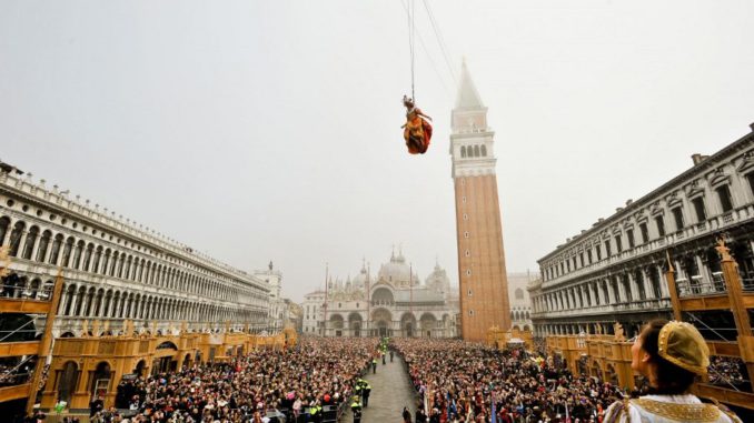 Vuelo del águila carnaval Venecia