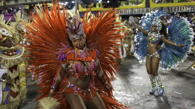 DESFILE DE LAS ESCUELAS DE SAMBA DE RIO DE JANEIRO