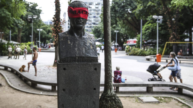 ARTISTA CUBRE LOS OJOS DE LAS ESTATUAS DE BRASIL COMO FORMA DE PROTESTA