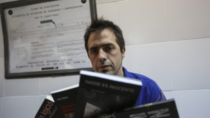 EL ARGENTINO QUE ESCRIBE NOVELAS MIENTRAS LIMPIA EL METRO DE BUENOS AIRES
