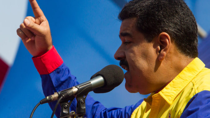 MANIFESTANTES OFICIALISTAS Y OPOSITORES MARCHAN POR SEPARADO EN CARACAS