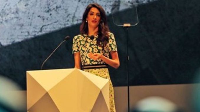 Amal Clooney amarillo