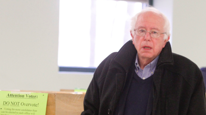 VERMONT (ESTADOS UNIDOS) 01/03/2016.- El precandidato demócrata a la Casa Blanca y senador de Vermont, Bernie Sanders, vota en las primarias en un centro electoral en Burlington, Vermont, EE.UU., hoy, 1 de marzo de 2016. Una docena de estados celebra hoy elecciones primarias en EE.UU. durante el llamado "supermartes", día clave en la carrera hacia la Casa Blanca que tiene como favoritos al republicano Donald Trump y la demócrata Hillary Clinton. EFE/HERB SWANSON