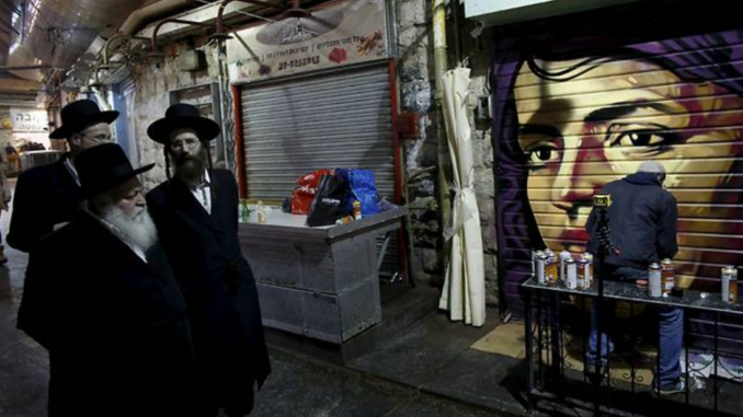 Un grafitero convierte el zoco de Jerusalén en museo de la historia judía