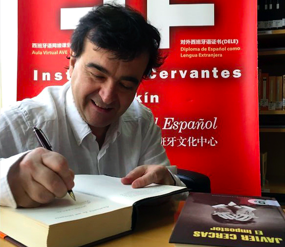 PEKÍN, 26/03/2016.- Fotografía facilitada por el Instituto Cervantes del escritor Javier Cercas que firma ejemplares de sus libros en este centro en Pekín, donde ha participado en una mesa redonda, con motivo del IV centenario de la muerte de Miguel de Cervantes, sobre ‘El Impostor y Don Quijote: Identidades imaginadas en la literatura de ayer hoy’. EFE/