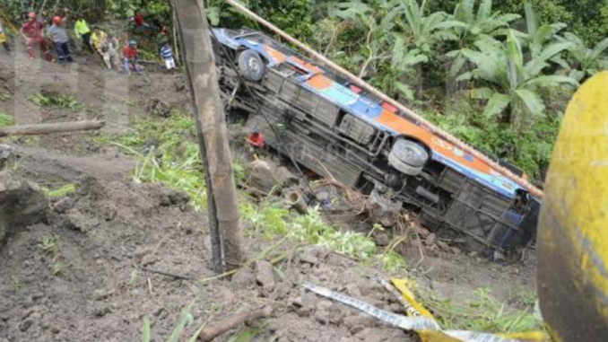 Diez pasajeros heridos tras caer un autobús a un abismo en Ecuador