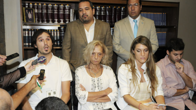 Guayaquil 16 de Marzo del 2016. Hernán Ulloa, abogado de los familiares de María Coni y Marina Menegazzo, dio detalles del rumbo de la investigación. En la foto: Marcos y Paula Menegazzo ; Gladys y Felipe Coni. Fotos: Marcos Pin / API