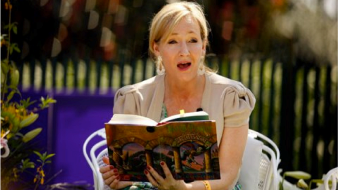 J. K. Rowling leyendo