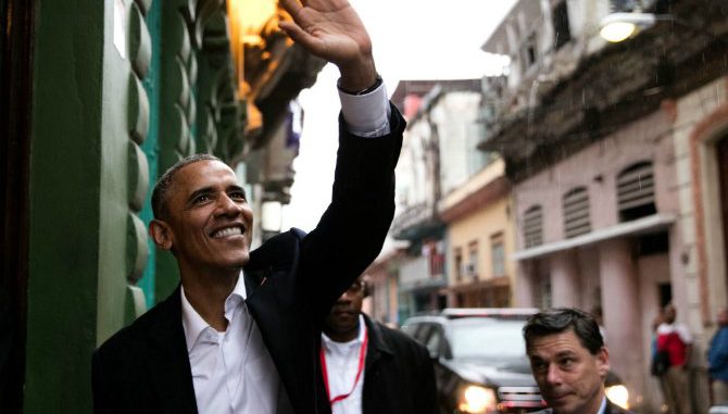 Obama saluda en Cuba