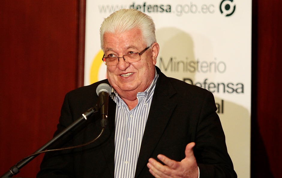 DIMITE EL MINISTRO DE DEFENSA DE ECUADOR
