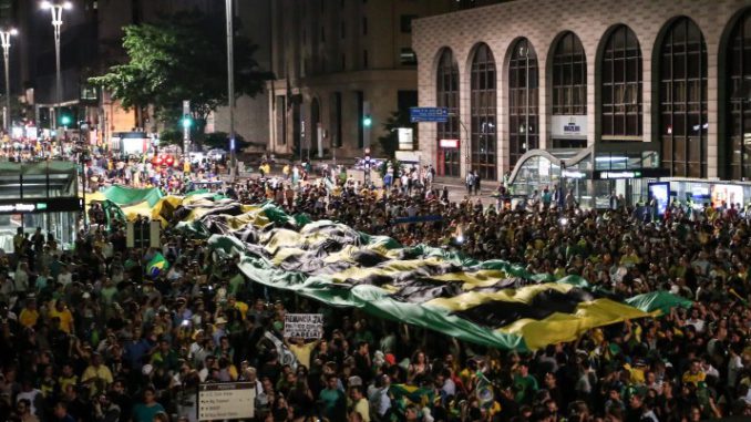 CENTENARES DE PERSONAS PROTESTAN EN SAO PAULO CONTRA NOMBRAMIENTO DE LULA