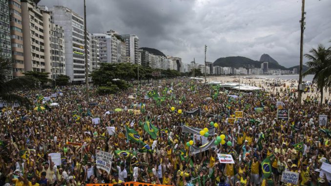 UNA MULTITUDINARIA PROTESTA CONTRA EL GOBIERNO DE ROUSSEFF SE TOMA COPACABANA