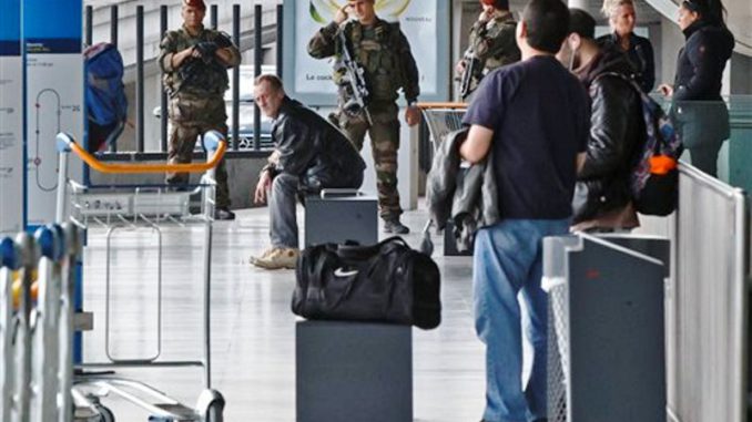 soldados patrullan Bruselas