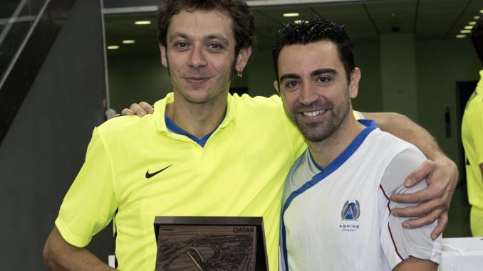 XAVI LE GANA LA PARTIDA A VALENTINO ROSSI EN CATAR POR 4-2
