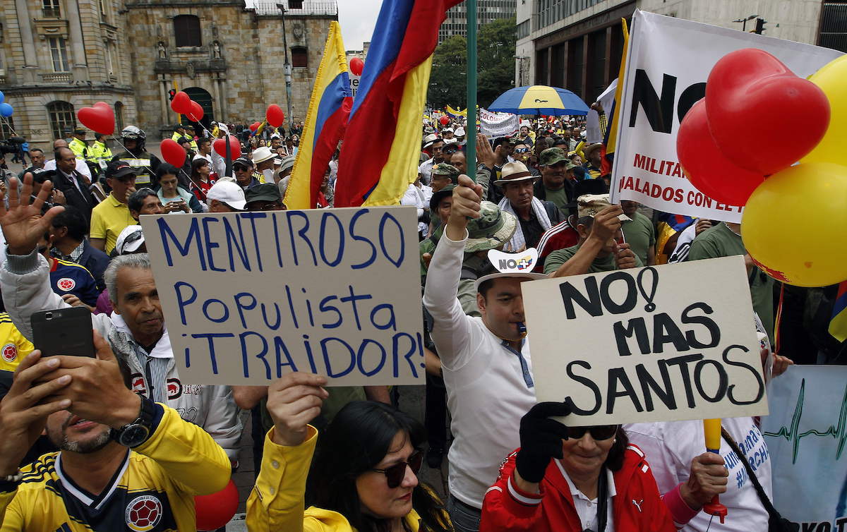 El uribismo exhibe su fuerza en multitudinarias marchas contra Santos | La  República EC