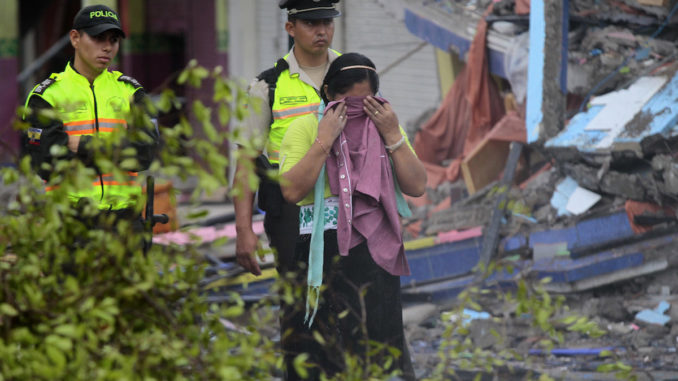 AL MENOS 77 MUERTOS Y 588 HERIDOS POR EL TERREMOTO DE ECUADOR