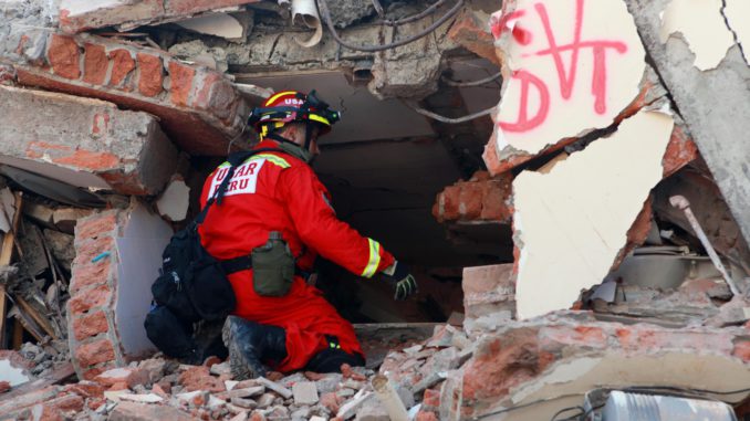 EL RESCATE DE LOS ATRAPADOS MOVILIZA A MANTA, AÚN ATERRADA POR LAS RÉPLICAS