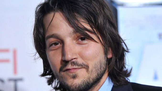 Diego Luna close up