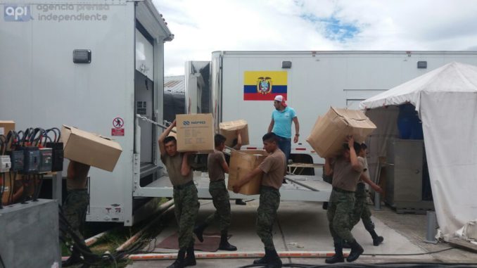 Ambato, 18 de abril del 2016 El Hospital Móvil de Ambato es desarmado por parte de los Militares de la Escuela de Soldados para trasladarlo a Manabí. APIFOTO/Carlos Campaña