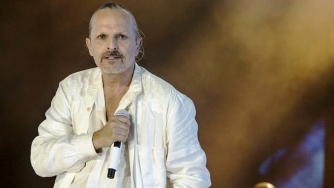 Miguel Bosé chompa blanca