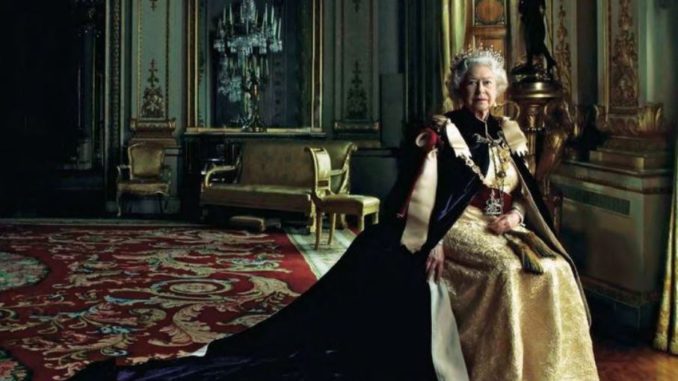 Reina Isabel II sola AL