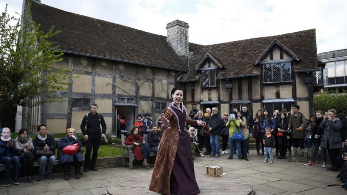 William Shakespeare-tourist-reuters