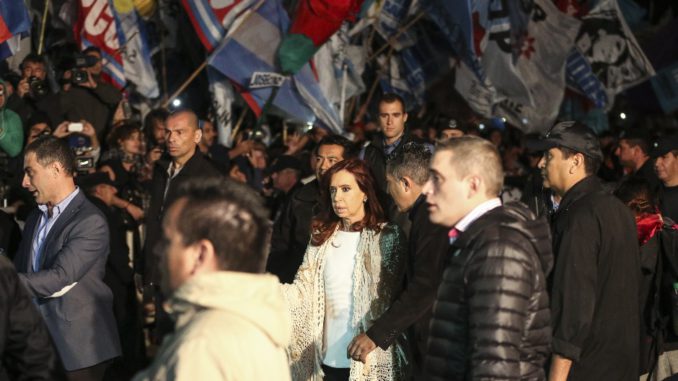 Cristina Fernández retornó a Buenos Aires para declarar ante la Justicia