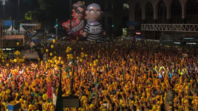 UN BRASIL DIVIDIDO SE VUELCA A LAS CALLES