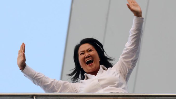 Keiko gana comicios pero tendrá que disputar segunda vuelta, según sondeos