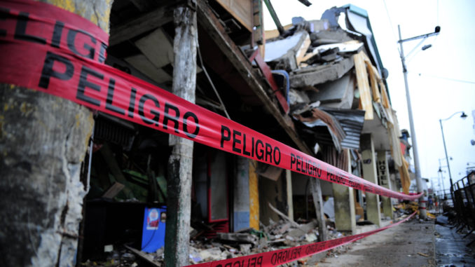terremoto edificios aislados con cinta roja