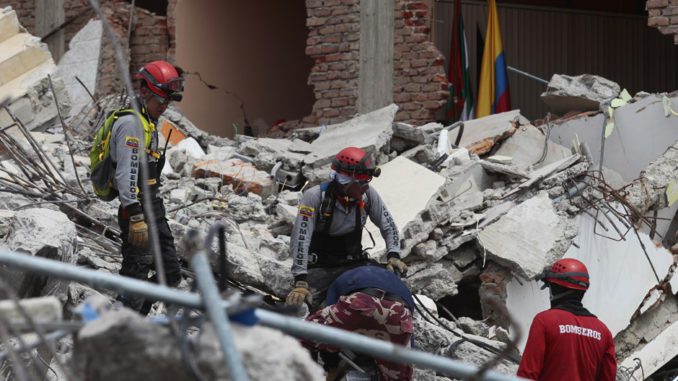 TERREMOTO DE 7,8 GRADOS EN ECUADOR