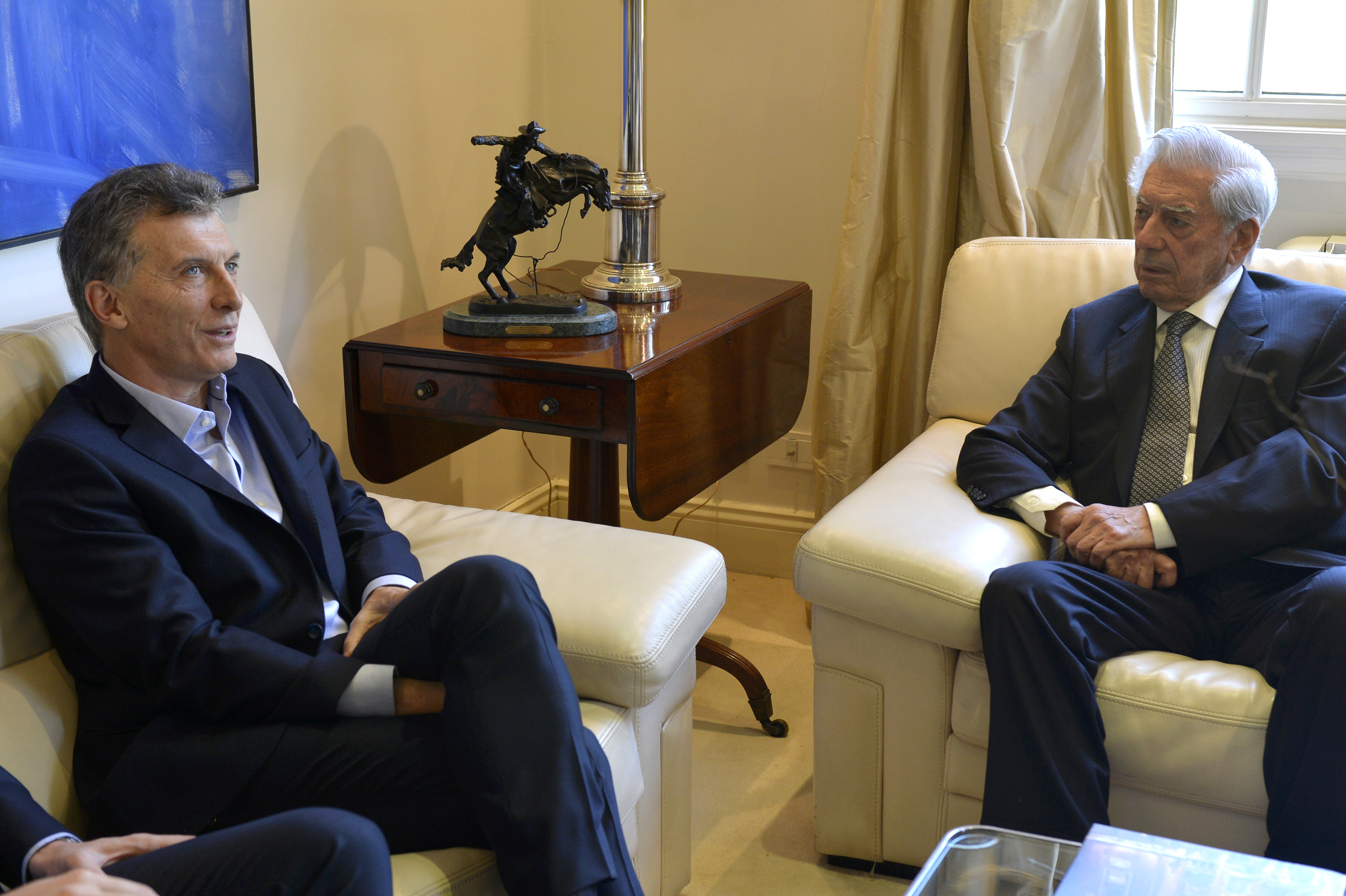 MACRI MANTIENE UN ENCUENTRO CON MARIO VARGAS LLOSA EN BUENOS AIRES