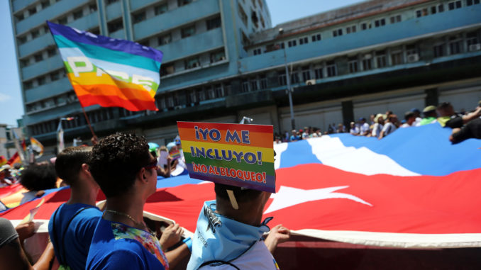 MÚSICA, PLUMAS Y BRILLOS DE COLORES EN MARCHA CONTRA LA HOMOFOBIA EN CUBA
