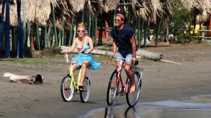 CANTANTE COLOMBIANA SHAKIRA EN REALIZACIÓN DE LA CANCIÓN "LA BICICLETA"