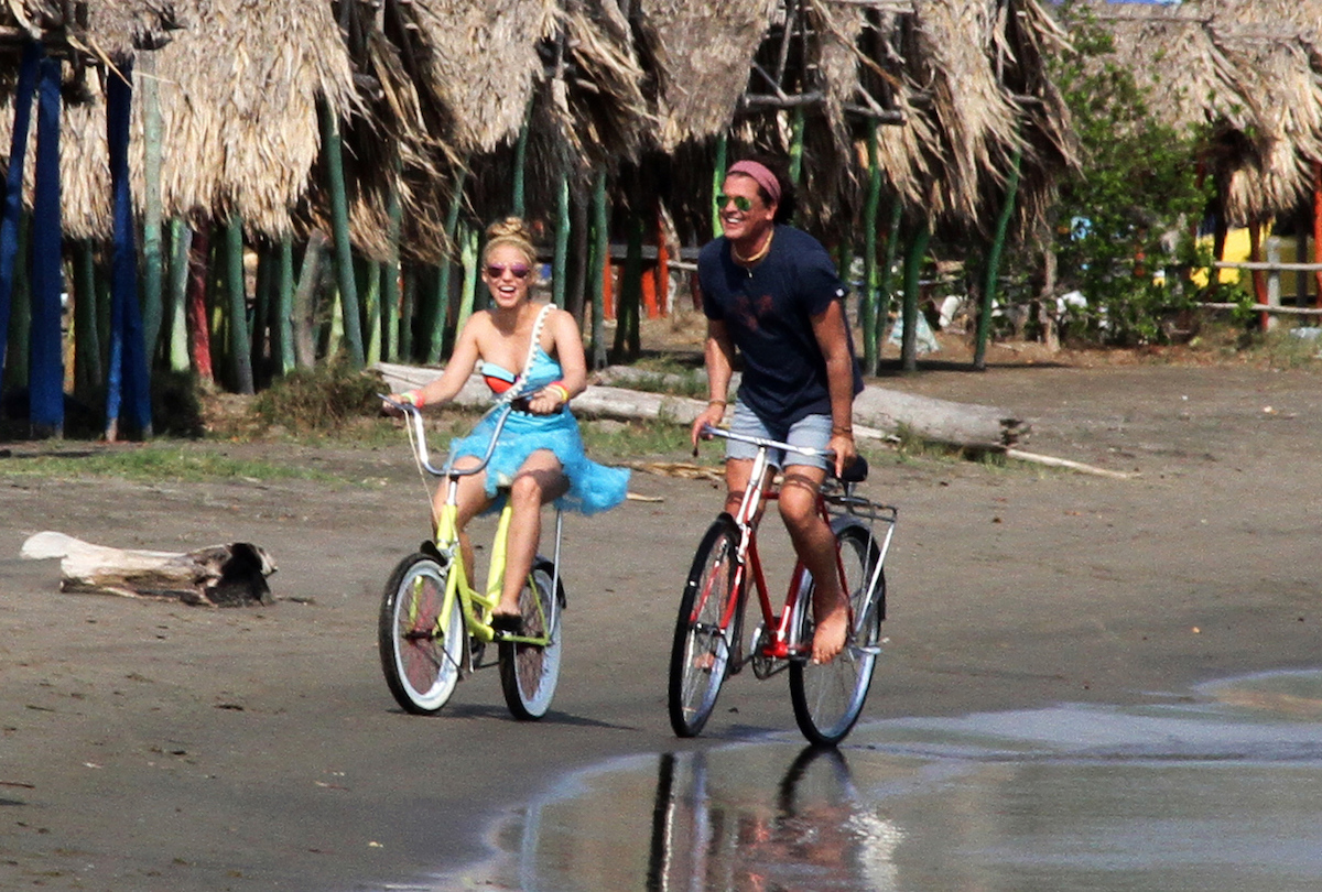 CANTANTE COLOMBIANA SHAKIRA EN REALIZACIÓN DE LA CANCIÓN «LA BICICLETA»