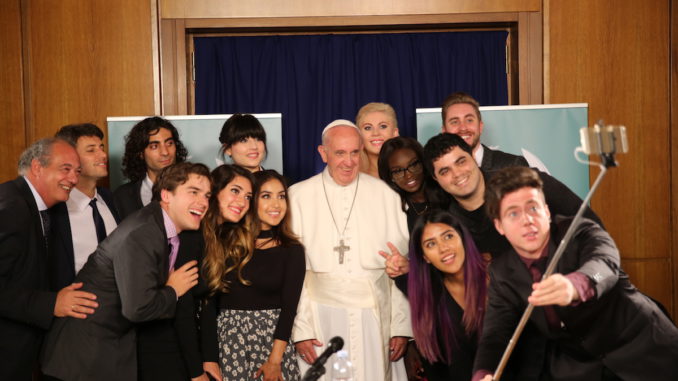 El papa se reúne con jóvenes "youtubers" que quieren mejorar el mundo