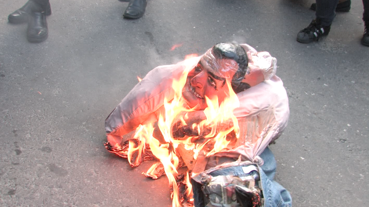 Afueras de la audiencia de juzgamiento de diez de los 29 de Saraguro, en Loja. Foto cortesía de Karlos Andrade.
