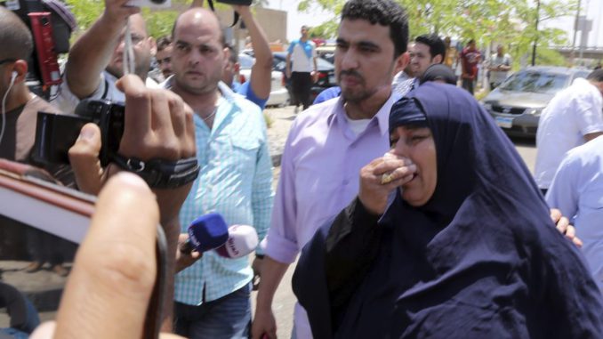 LLEGADA DE FAMILIARES AL AEROPUERTO DE EL CAIRO